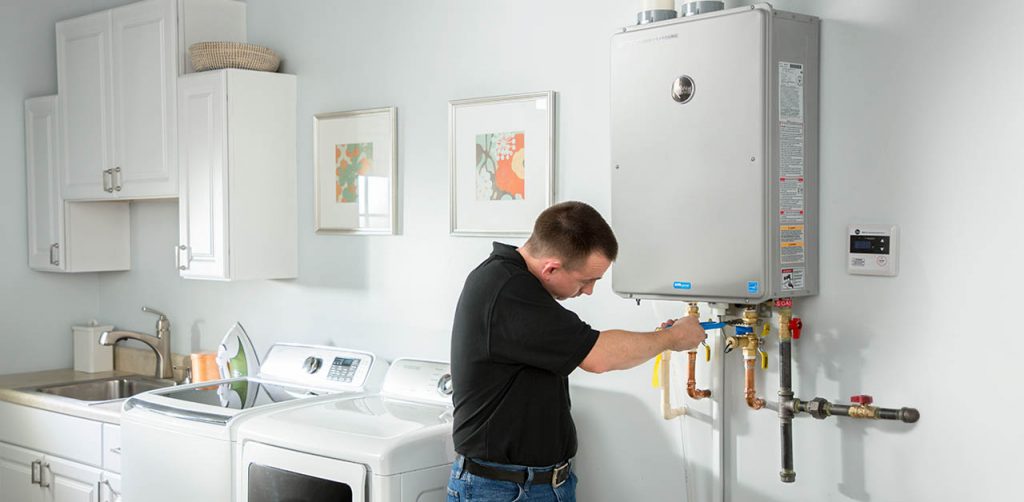 Técnico autorizado fazendo a instalação de aquecedor a gás em uma residência